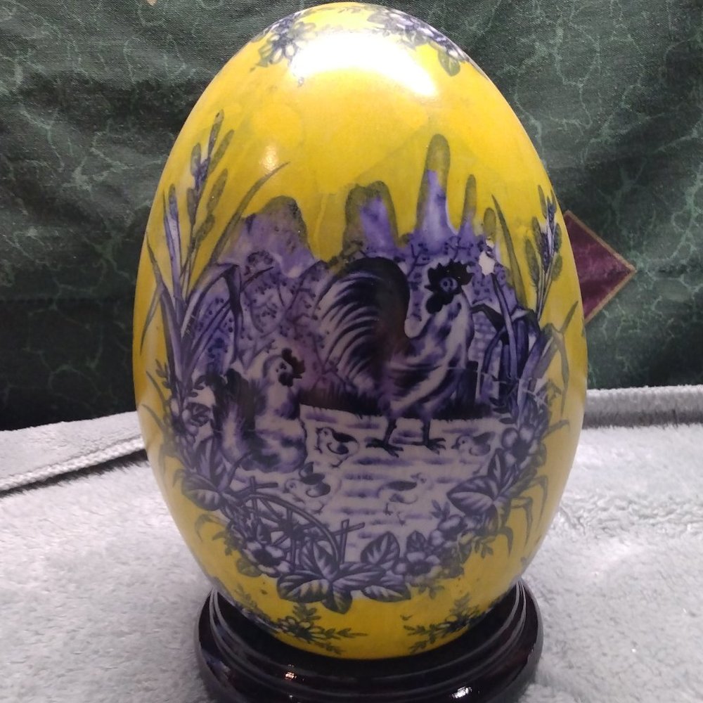 Vintage 7" ceramic collectors egg
